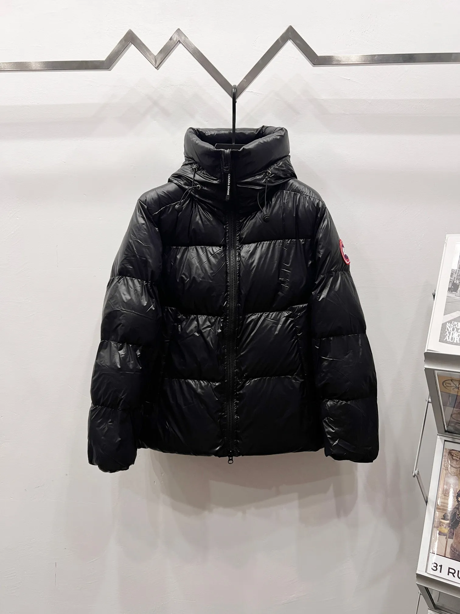 P490 Style No.: (B023) 𝘾𝘼𝙉𝘼𝘿𝘼 𝙂𝙊𝙊𝙎𝙀/Canada Goose Black Red Label Limited New Crofton Puff Down Jacket Pure Guangzhou Inspection 80 White Duck Down Filling‼  Top version, ceiling level‼ Crofton soft bread, the latest style in 2023, has a cold protection effect of up to level 4. It is made of recycled Feather-Light tear-resistant fabric. It is ultra-light and has no weight on the upper body at all! The unique black label highlights your temperament‼  Canada Goose, a Canadian brand, has always been recognized as the warmest down jacket. Various Instagram celebrities, Internet celebrities, and celebrities often wear it for street photos. I do Canada Goose every year, but I still can’t get rid of my love for geese. No matter how cold the winter is, there is no need to be afraid, because there are geese! Filled with 80% white duck down, Canada Goose is the legendary warmest down jacket and is known as a must-have for Arctic outdoor sports! The most popular down jacket in the world, celebrities are rushing to buy it, it is a must-have! Same style for men and women Color Black Size: M~XXL